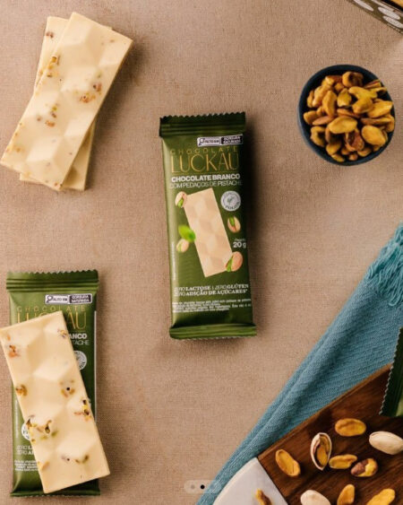 BARRA CHOCOLATE BRANCO COM PISTACHE 20G LUCKAU